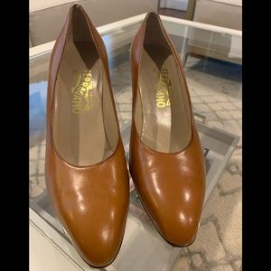 Ferragamo Heels in a beautiful warm honey color!
